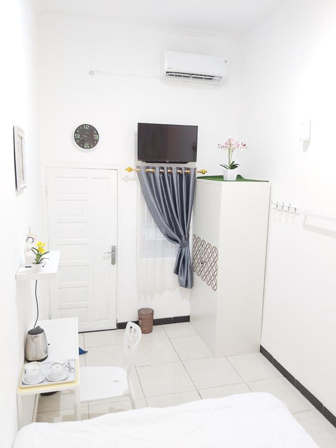 Alex Hostel 2 Palembang Bagian luar foto